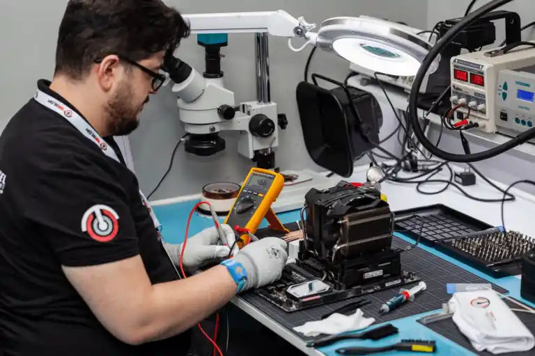 Mikroskop ve ölçüm cihazlarıyla anakart tamiri yapılan modern laboratuvar