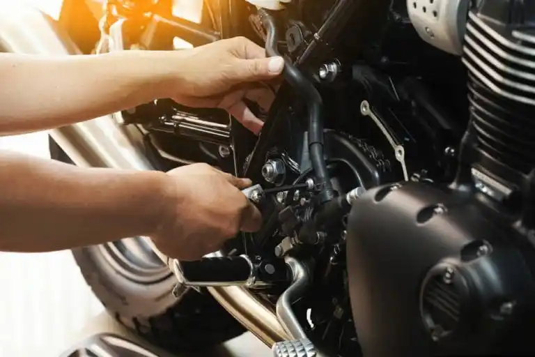 Motosiklet motorunda ince ayar yapan eller