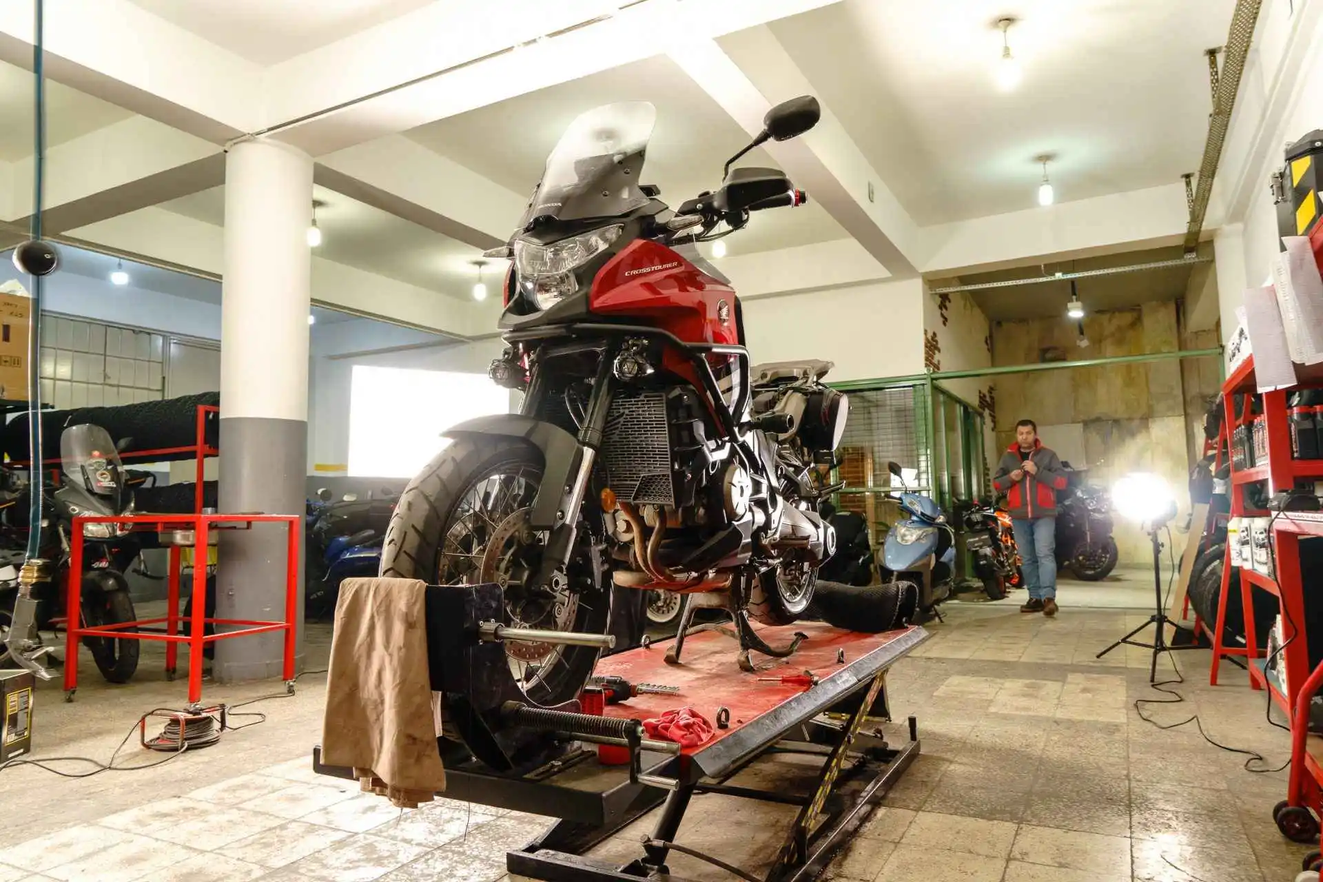 Aydınlık ve düzenli bir motosiklet servis atölyesi