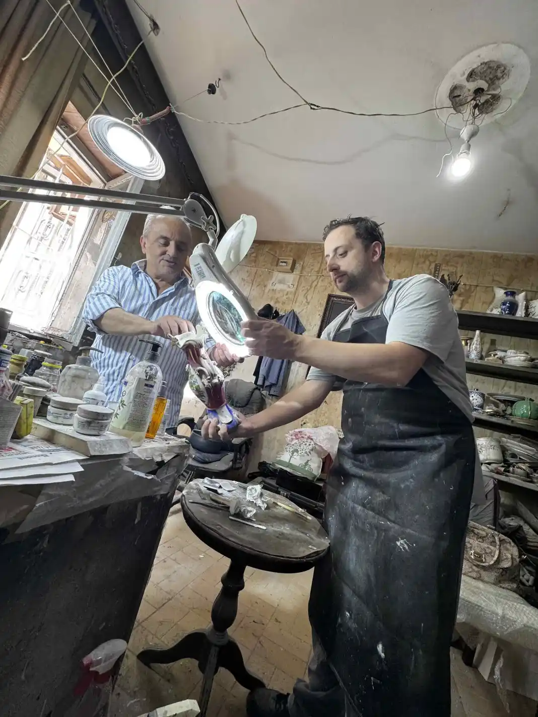 Restorasyon atölyesinde porselen onaran iki zanaatkâr